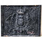 Plaque de cheminée aux armes royales et aux deux coqs. - Réf.9270 Largeur 112cm Hauteur 89cm Plaque de cheminée aux armes royales et aux deux coqs. - Réf.9270 Largeur 112cm Hauteur 89cm