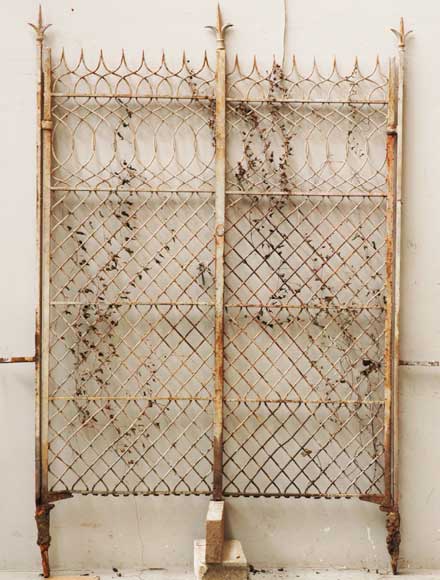 Garden_gate_and_fence_19th_century.jpg