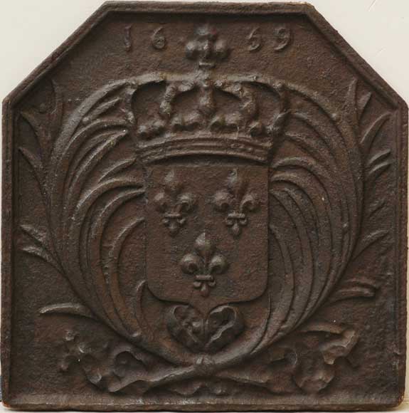Cast_iron_fireback_with_French_royal_shield__crown_and_palms_dated_1669.jpg