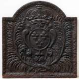 Plaque de cheminée décorée des armes royales françaises - Réf.9350 Largeur 56cm Hauteur 58cm Plaque de cheminée décorée des armes royales françaises - Réf.9350 Largeur 56cm Hauteur 58cm