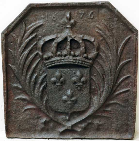 Cast_iron_fireback_with_coat_of_arms_of_the_French_royal_family_dated_1676.jpg