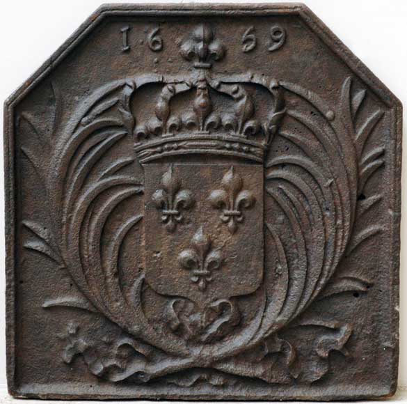 Cast_iron_fireback_with_French_royal_coat_of_arms__dated_1669.jpg
