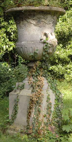Medicis_garden_urn_in_cast_stone.jpg