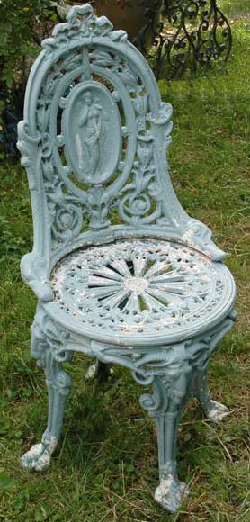 Cast_iron_Napoleon_III_style_garden_set.jpg