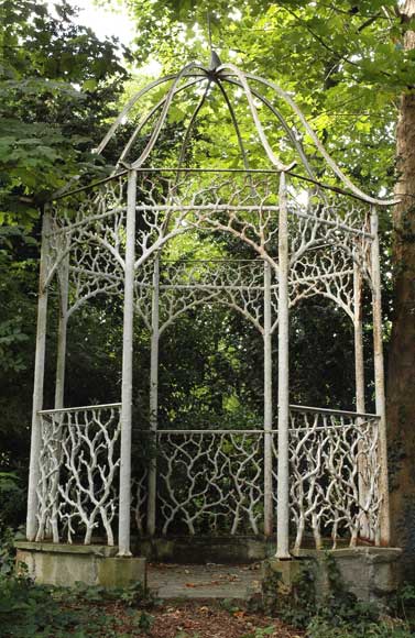 Wrought_iron_Gloriette_with_branch_decor.jpg