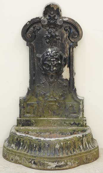 Cast_iron_wall_fountain_with_satyre_mask.jpg