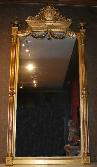 Gilded_Trumeau_with_columns.jpg