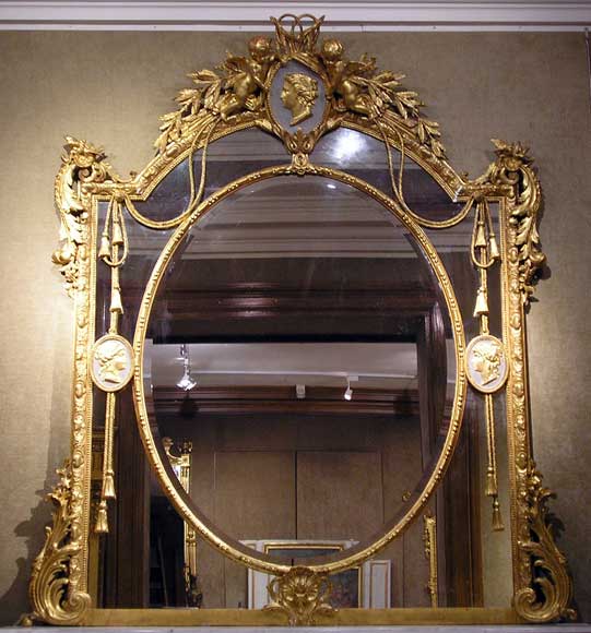 Gilded_trumeau_with_medallions_and_putti.jpg