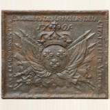Plaque militaire aux armes des rois de France, datée de 1701 - Réf.9394 Largeur 80cm Hauteur 67cm Plaque militaire aux armes des rois de France, datée de 1701 - Réf.9394 Largeur 80cm Hauteur 67cm