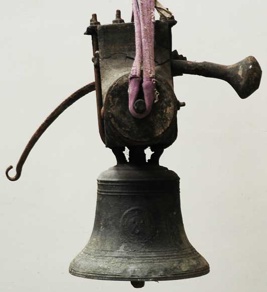 Bronze_bell_from_1778_and_signed__Dumery_.jpg