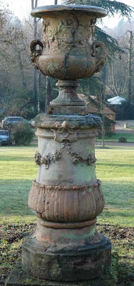Single_large_terra_cotta_Medecis_vase_on_base.jpg