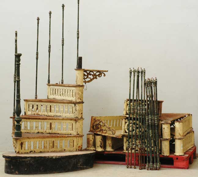 Cast_iron_and_wood_spiral_staircase.jpg