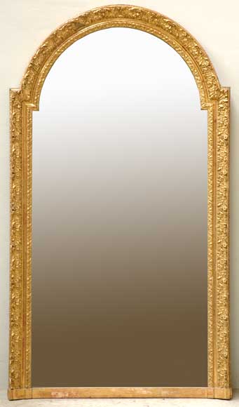 Gilded_stucco_and_wood_mantel_mirror.jpg
