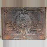 Plaque en fonte avec Cérès et quatre putti - Réf.9484 Largeur 134cm Hauteur 101cm Plaque en fonte avec Cérès et quatre putti - Réf.9484 Largeur 134cm Hauteur 101cm
