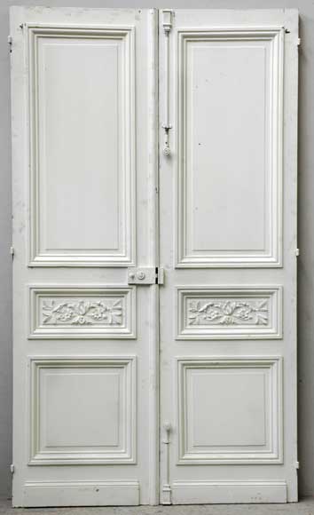Three_pairs_of_pine_wood_doors.jpg