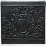 Plaque en fonte datée de 1736 - Réf.9499 Largeur 78cm Hauteur 80cm Plaque en fonte datée de 1736 - Réf.9499 Largeur 78cm Hauteur 80cm