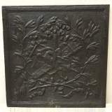 Plaque de cheminée en fonte à trophée de chasse - Réf.9501 Largeur 66cm Hauteur 66cm Plaque de cheminée en fonte à trophée de chasse - Réf.9501 Largeur 66cm Hauteur 66cm