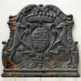 Plaque de cheminée aux armoiries et levriers - Réf.9504 Largeur 105cm Hauteur 112cm Plaque de cheminée aux armoiries et levriers - Réf.9504 Largeur 105cm Hauteur 112cm