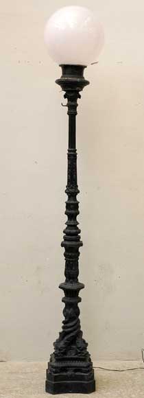 Cast_iron_lampost.jpg