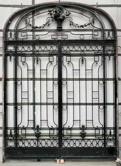 Wrought_iron_entrance_door_from_the_Royal_Monceau_Hotel.jpg