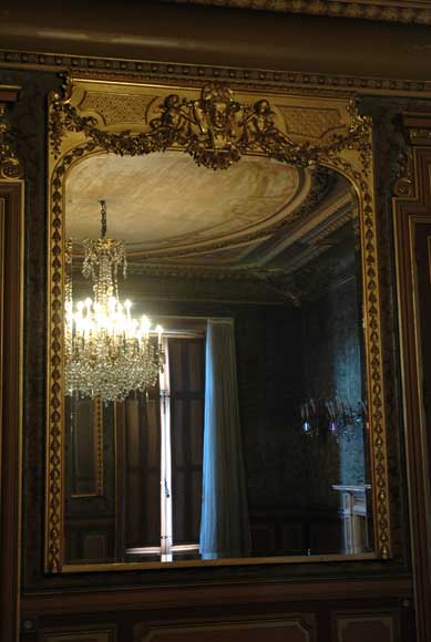 Antique_Gilded_mirror_with_putti_and_mask_of_woman.jpg