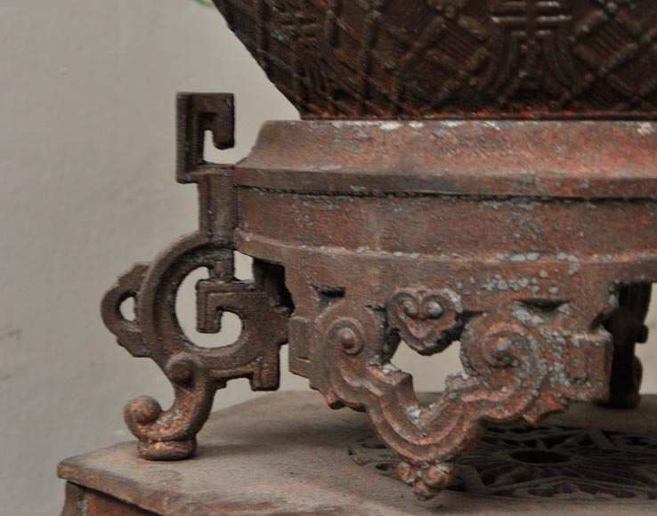 Large antique Chinese style planter in openwork cast iron-9