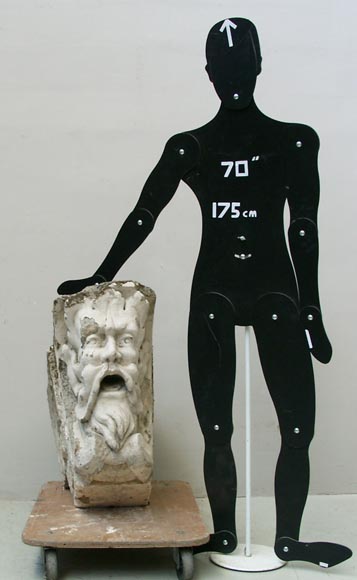 Antique keystone in sculpted stone Antique keystone in sculpted stone-6