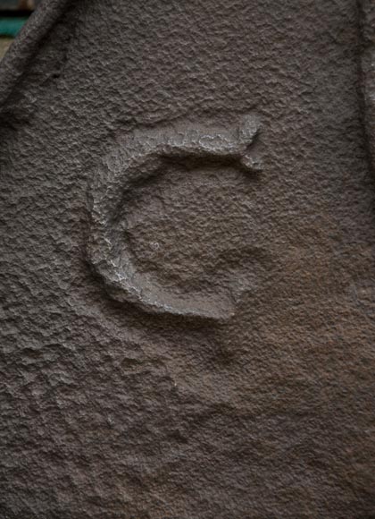 Beautiful antique 16th century cast iron fireback Beautiful antique 16th century cast iron fireback-2