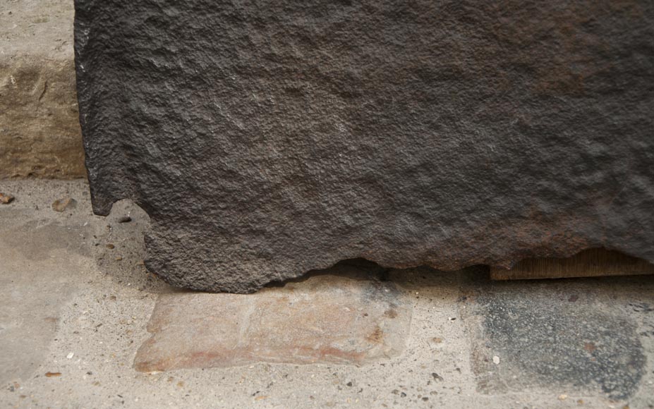 Beautiful antique 16th century cast iron fireback Beautiful antique 16th century cast iron fireback-4