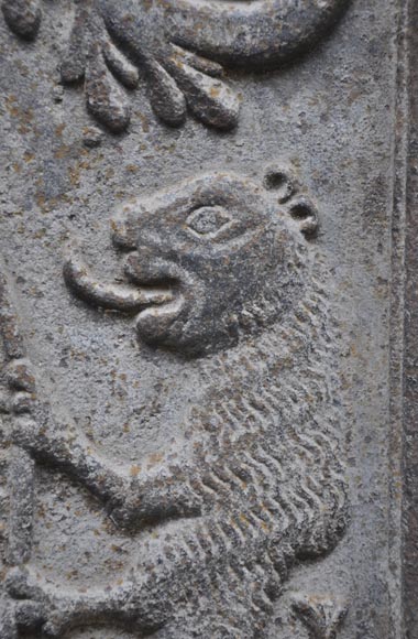 Beautiful antique 18th century fireback with France and Navarre coat of arms Beautiful antique 18th century fireback with France and Navarre coat of arms-4