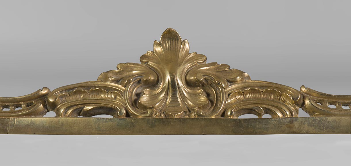 Beautiful Louis XV Style gilt bronze fire fender with children and foliages Beautiful Louis XV Style gilt bronze fire fender with children and foliages-2