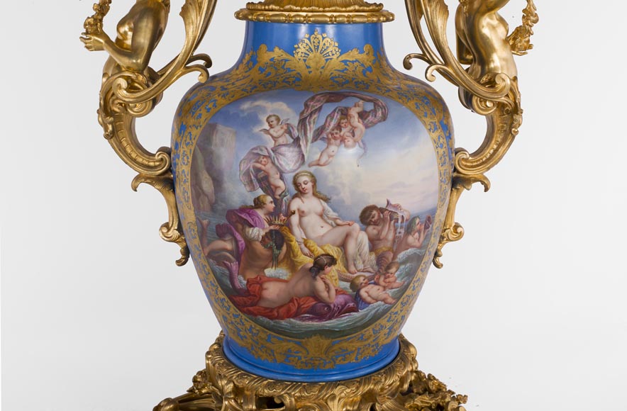 Napoleon III monumental vase in Porcelain of Paris with the Triumph of Venus mounted in gilt bronze with espagnolettes Napoleon III monumental vase in Porcelain of Paris with the Triumph of Venus mounted in gilt bronze with espagnolettes-2
