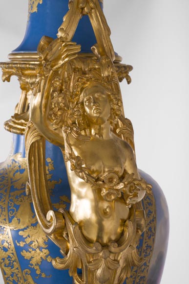 Napoleon III monumental vase in Porcelain of Paris with the Triumph of Venus mounted in gilt bronze with espagnolettes Napoleon III monumental vase in Porcelain of Paris with the Triumph of Venus mounted in gilt bronze with espagnolettes-16