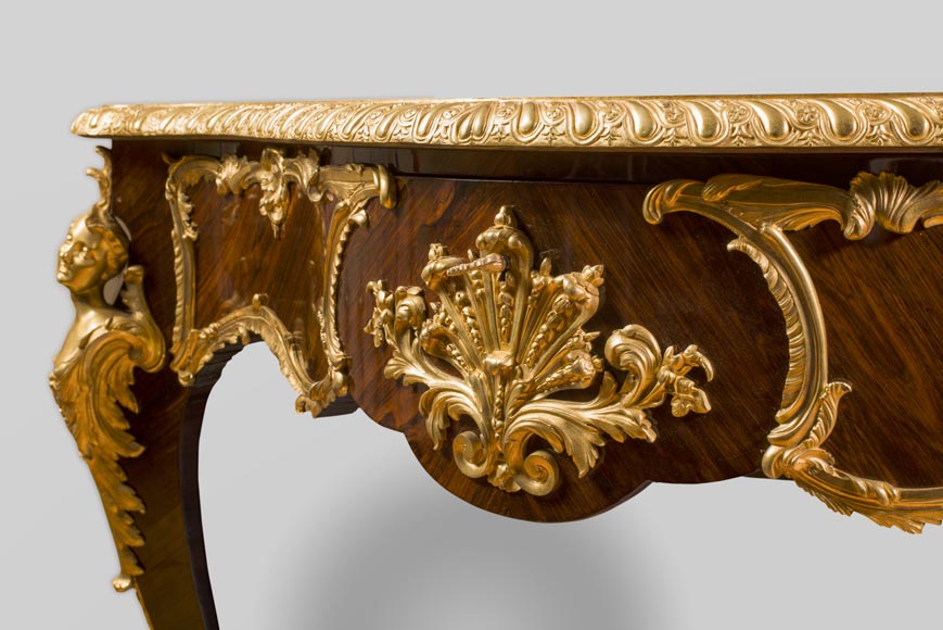 TAHAN Manufactory, Julien-Nicolas RIVART (1802-1867) and Pierre-Joseph GUEROU - Exceptional Louis XV style violin-shaped Desk Decorated with porcelain marquetry And gilt bronze espagnolettes TAHAN Manufactory, Julien-Nicolas RIVART (1802-1867) and Pierre-Joseph GUEROU - Exceptional Louis XV style violin-shaped Desk Decorated with porcelain marquetry And gilt bronze espagnolettes-4