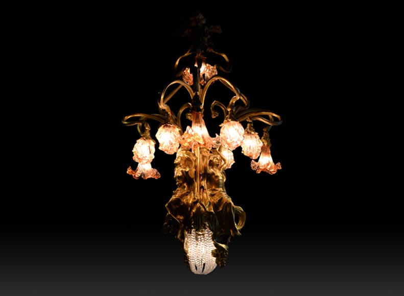 Beautiful antique Art Nouveau style chandelier in gilt bronze and molded glass with languid bodies and nine lights Beautiful antique Art Nouveau style chandelier in gilt bronze and molded glass with languid bodies and nine lights-0