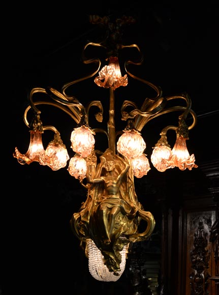 Beautiful antique Art Nouveau style chandelier in gilt bronze and molded glass with languid bodies and nine lights Beautiful antique Art Nouveau style chandelier in gilt bronze and molded glass with languid bodies and nine lights-2