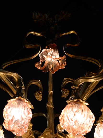 Beautiful antique Art Nouveau style chandelier in gilt bronze and molded glass with languid bodies and nine lights Beautiful antique Art Nouveau style chandelier in gilt bronze and molded glass with languid bodies and nine lights-10