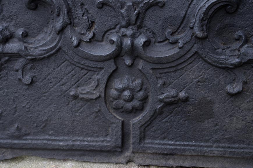 Beautiful antique cast iron fireback with the Jannon family coat of arms, 18th century Beautiful antique cast iron fireback with the Jannon family coat of arms, 18th century -5