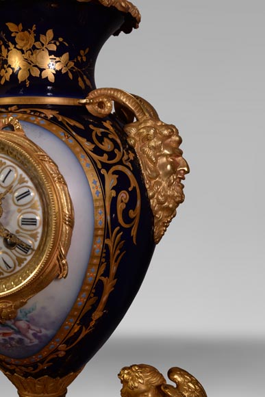 Napoleon III style clock, in Sèvres night blue porcelain and gilded bronze Napoleon III style clock, in Sèvres night blue porcelain and gilded bronze-6