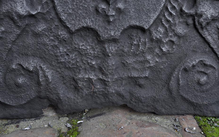 Antique fireback with French coat of arms and rich decor with cupids, 17th century Antique fireback with French coat of arms and rich decor with cupids, 17th century-8