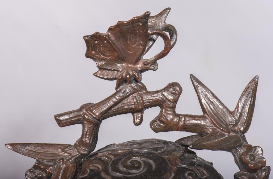 Chinese style clock with Foo dog decoration. Chinese style clock with Foo dog decoration.-5