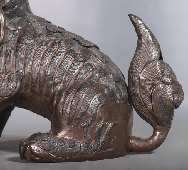 Chinese style clock with Foo dog decoration. Chinese style clock with Foo dog decoration.-6