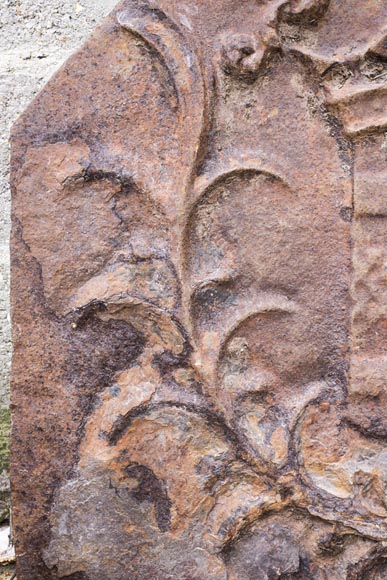 Cast iron fireback from the 17th century, decorated with a knight's height Cast iron fireback from the 17th century, decorated with a knight's height-3
