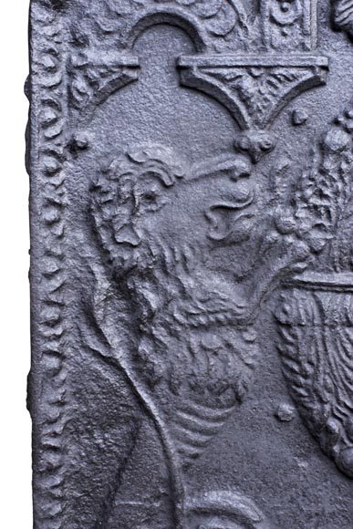 18th century fireback with French arms and lions 18th century fireback with French arms and lions-3