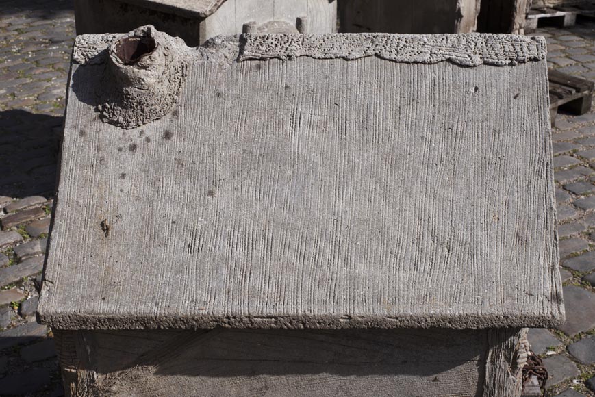 Beautiful cement doghouse in Rocaille style Beautiful cement doghouse in Rocaille style-4