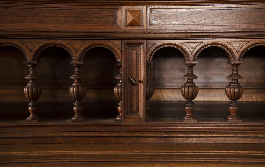 Neo-Renaissance style cupboard in walnut carved with portraits in medallions Neo-Renaissance style cupboard in walnut carved with portraits in medallions-4