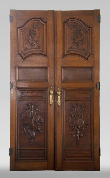 Double door in carved oak decorated with military trophies Double door in carved oak decorated with military trophies-0
