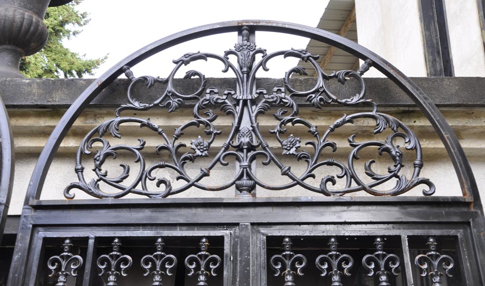 Set of four modern cast iron double doors in the style of 18th century gates Set of four modern cast iron double doors in the style of 18th century gates-3
