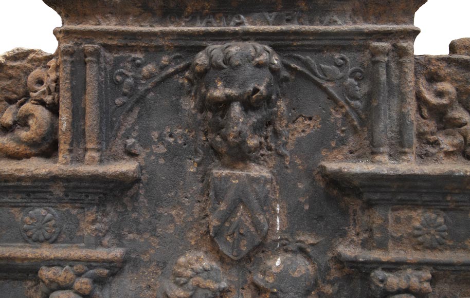 Important fireback with the coat of arms of Germain du val Important fireback with the coat of arms of Germain du val-2