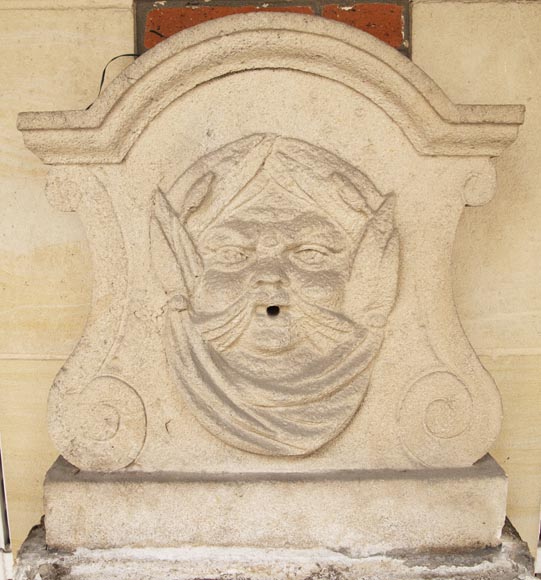 Small 19th century stone wall fountain Small 19th century stone wall fountain-1